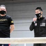 現役復帰を発表したプロボクシング元世界王者の山中竜也氏（右）。左は真正ジムの山下正人会長＝大阪市のエディオンアリーナ大阪