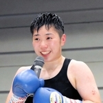 山中竜也氏の妹、山中菫は女子６回戦を２-１の判定で制し、デビュー４連勝を飾った＝大阪市のエディオンアリーナ大阪