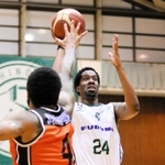 西宮-愛媛　第２クオーター、シュートを放つ西宮のハインズ