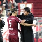 今季開幕戦でＧ大阪に完封勝ちし、山口蛍（５）と抱き合って喜ぶ神戸の三浦淳寛監督＝２月２７日、ノエビアスタジアム神戸