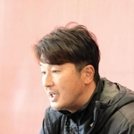 躍進のシーズンを振り返るＪ１神戸の三浦淳寛監督＝神戸市西区、いぶきの森球技場（（ｃ）ＶＩＳＳＥＬ　ＫＯＢＥ）