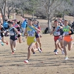 一斉にスタートを切る稲美の吉川菜緒（中央）ら女子１区の選手たち＝１９日午前、滋賀県希望が丘文化公園（撮影・秋山亮太）