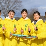 全国優勝を果たし満面の笑みを見せる女子稲美の選手たち＝１９日午前、滋賀県希望が丘文化公園（撮影・秋山亮太）