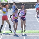 男子・宝殿の１区神吉惺翔（中央右）からたすきを受け取り走り出す２区若林司（中央左）＝１９日午後、滋賀県希望が丘文化公園（撮影・秋山亮太）