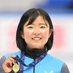 女子１５００メートルを制し、金メダルを手に笑顔を見せる山名里奈＝１８日、丸善インテック大阪プールアイススケート場