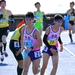 男子・宝殿の２区若林司（右）からたすきを受け取り走り出す３区田中颯真（撮影・秋山亮太）