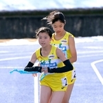 女子・稲美の３区吉川陽菜（奥）からたすきを受け取り走り出す４区湊友希（撮影・秋山亮太）