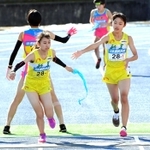 女子・稲美で１区区間賞を獲得した吉川菜緒（右）からたすきを受け取り走り出す２区長野亜美＝撮影・秋山亮太