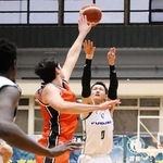 西宮-愛媛　第４クオーター、３点シュートを放つ西宮の川村（０）（Ｃ）B.LEAGUE