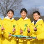 初優勝を決め、笑みを浮かべる女子・稲美の（左から）１区吉川菜緒、２区長野亜美、３区吉川陽菜、４区湊友希、アンカー藤田直子