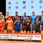 ラグビーのリーグワンの全チームが参加した記者会見で、ポーズを取る神戸の山中（前列中央）ら＝２０日、東京都内