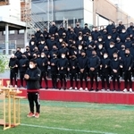 リーグワン初代王者を目指し、玉串を奉納した神戸の橋本大輝主将と選手ら＝神戸市東灘区、神鋼灘浜グラウンド