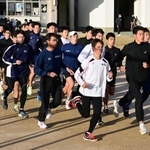 ２年ぶりの都大路に向け、調整に余念がない男子・西脇工の選手ら＝西脇市の同校（撮影・中西幸大）