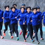 ４年連続の大舞台へ、意気込む女子・須磨学園の選手ら＝神戸市須磨区の同校（撮影・鈴木雅之）