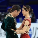 アイスダンス・フリー　演技を終えて互いをねぎらう村元哉中（右）、高橋大輔組＝さいたまスーパーアリーナ（撮影・吉田敦史）