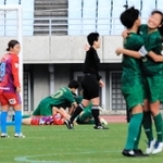 ＩＮＡＣ神戸－日テレ東京Ｖメニーナ　後半４４分に決勝点を奪われ、倒れ込むＩＮＡＣ神戸の三宅（左から２人目）と阪口（８）