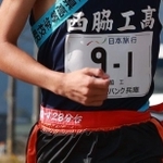 男子・西脇工のエース長嶋幸宝が腰に巻く赤い鉢巻きには「２８分台」の文字が光る