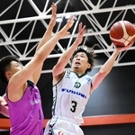 福島-西宮　第２クオーター、相手をかわしシュートを狙う西宮の松崎（右）（Ｂリーグ提供）