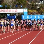 一斉にスタートする女子１区の選手たち＝２６日午前、京都市のたけびしスタジアム京都（撮影・坂井萌香）