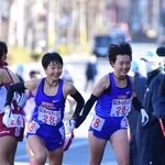 女子・須磨学園の３区大西文香（右）からたすきを受ける４区塚本衣音＝２６日、京都市内（撮影・中西幸大）
