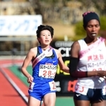 ６位でフィニッシュした女子・須磨学園のアンカー田村優芽（左）＝２６日、京都市のたけびしスタジアム京都（撮影・坂井萌香）