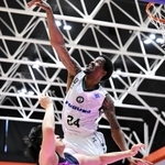 福島-西宮　第２クオーター、相手のシュートを阻む西宮のハインズ（２４）（Ｃ）B.LEAGUE