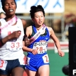６位入賞を果たした女子・須磨学園のアンカー田村優芽（右）＝２６日、京都市のたけびしスタジアム京都（撮影・坂井萌香）
