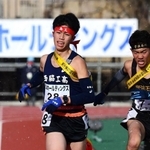 ７位でフィニッシュする男子・西脇工のアンカー新妻玲旺（左）＝２６日、京都市のたけびしスタジアム京都（撮影・坂井萌香）