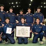 ７位入賞を果たし、笑顔を見せる男子・西脇工のメンバー＝京都市右京区、京都市体育館（撮影・坂井萌香）