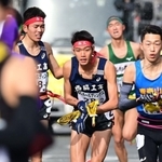 男子・西脇工の１区長嶋幸宝（左）からたすきを受けて駆け出す山中達貴（中央）＝撮影・中西幸大