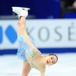 女子フリー　軽やかに滑る三原舞依＝２５日夜（撮影・吉田敦史）