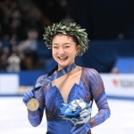 女子で優勝し、メダルを手に笑顔の坂本花織＝２５日夜、さいたまスーパーアリーナ（撮影・吉田敦史）