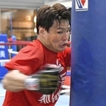 サンドバッグを打ち込む野中選手＝大阪市西成区、渥美ジム