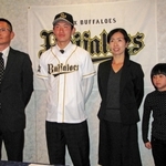 オリックスと仮契約を結び、家族と写真に納まる高校時代の吉田凌投手（２０１５年）