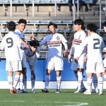 滝川第二ー仙台育英　後半、先制を許し，円陣を組んで話し合う滝川第二イレブン＝ニッパツ三ツ沢球技場（撮影・高石航平）