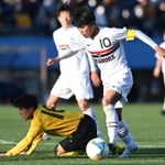 仙台育英-滝川第二　後半、ディフェンスをかわす滝川第二・藤田主将＝ニッパツ三ツ沢球技場（撮影・高石航平）