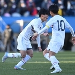 仙台育英-滝川第二　後半ロスタイム、ゴールを決めて拳を握る滝川第二・島田（左）＝ニッパツ三ツ沢球技場（撮影・高石航平）