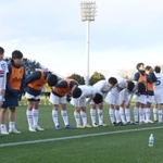 試合に敗れ、スタンドの家族やチームメートにあいさつする滝川第二イレブン＝ニッパツ三ツ沢球技場（撮影・高石航平）