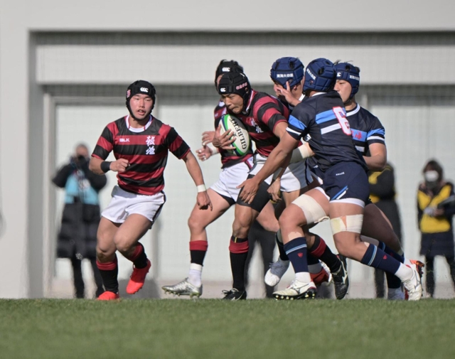報徳-東海大大阪仰星　前半、激しい攻防戦を繰り広げる報徳フィフティーン＝花園ラグビー場（撮影・秋山亮太）