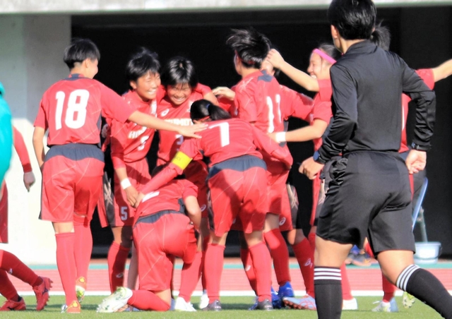 前橋育英-日ノ本　後半、先制点を奪い歓喜の輪をつくる日ノ本イレブン