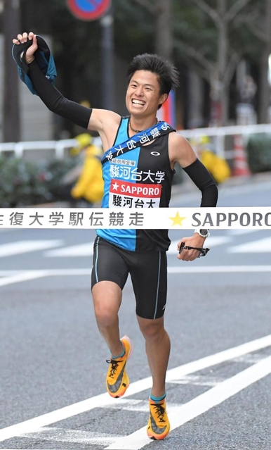 初の箱根駅伝を走りきり、ガッツポーズでフィニッシュする駿河台大・阪本大貴（撮影・伊藤笙子）