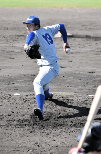 ドラフト直前、スカウト全１２球団約５０人が集結する中で力投した関西国際大の翁田大勢＝２０２１年１０月４日、大阪シティ金庫スタジアム