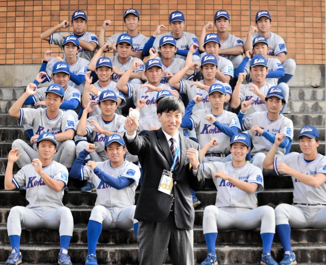 巨人から指名あいさつを受けた後、チームメートと記念撮影に収まる関西国際大の翁田大勢＝２０２１年１０月１３日、三木市の関西国際大