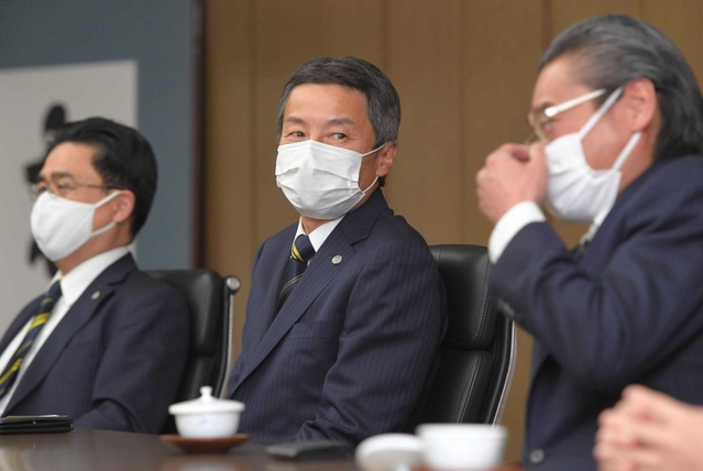 新年のあいさつに訪れた阪神・百北幸司球団社長（中央）ら（撮影・高部洋祐）