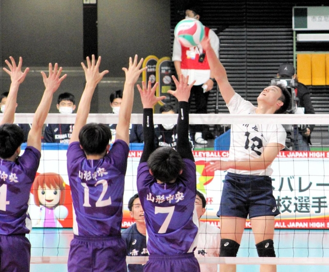 男子１回戦・市尼崎ー山形中央　第２セット、スパイクを放つ市尼崎の栗林（１２）＝東京都渋谷区、東京体育館