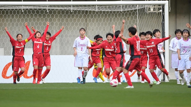 藤枝順心-日ノ本　大会２連覇中の強豪に勝利し、歓喜に沸く日ノ本イレブン＝ノエビアスタジアム神戸（撮影・秋山亮太）