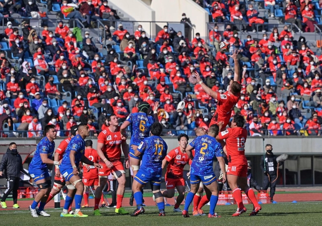 ラグビー・リーグワンの最初の試合となった神戸－浦安戦。白熱した戦いに観衆は酔いしれた＝８日午後、ユニバー記念競技場（撮影・秋山亮太）