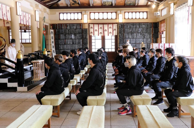 必勝祈願に臨む真正ジムの選手とスタッフ＝神戸市中央区、湊川神社