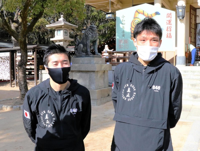 次戦について意気込みを語る山中竜也（左）と久保隼の元世界王者コンビ＝神戸市中央区、湊川神社