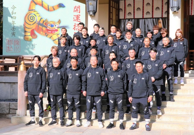 必勝祈願を終え、写真に納まる真正ジムの選手とスタッフ＝神戸市中央区、湊川神社